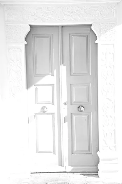 White  red brown  door in antique village santorini greece europ — Stock Photo, Image