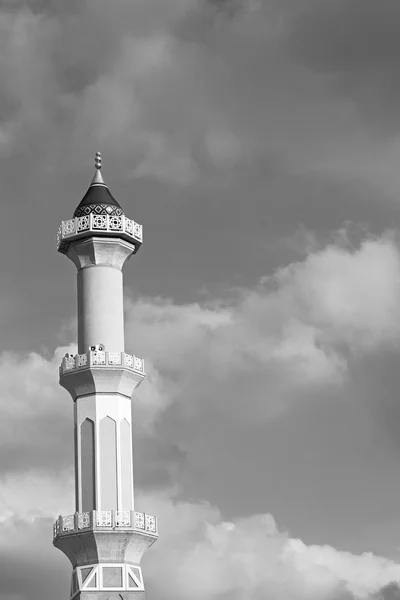 Em oman muscat a antiga mesquita minarete e religião no céu claro — Fotografia de Stock