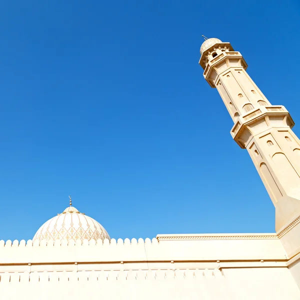 En oman moscatel la antigua mezquita minarete y la religión en el cielo claro — Foto de Stock