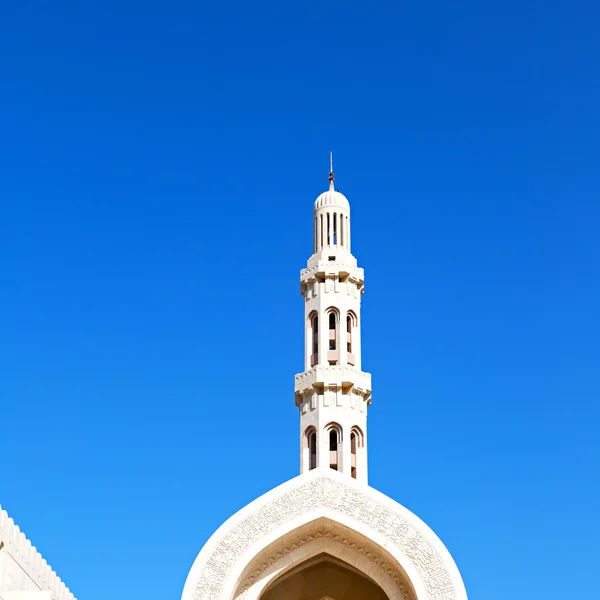 В мінареті старої мечеті та релігії в чистому небі — стокове фото
