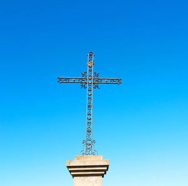 Католический абстрактный священный крест в Италии, Европе и небе — стоковое фото