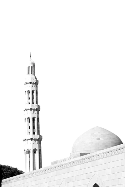 En oman moscatel la antigua mezquita minarete y la religión en el cielo claro — Foto de Stock