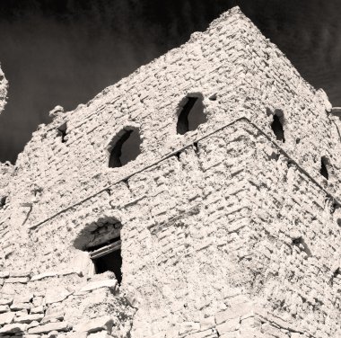 Umman eski terk edilmiş köy evi ve bulutlu gökyüzü kemer