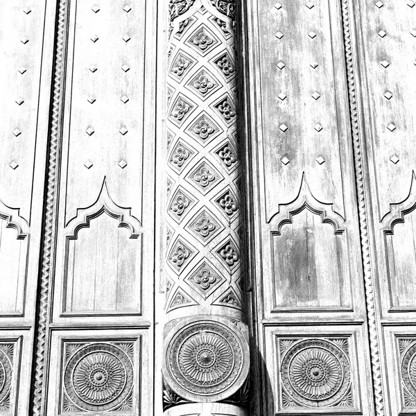 V Ománu staré starožitné dveře textury a abstraktní pozadí řádku — Stock fotografie