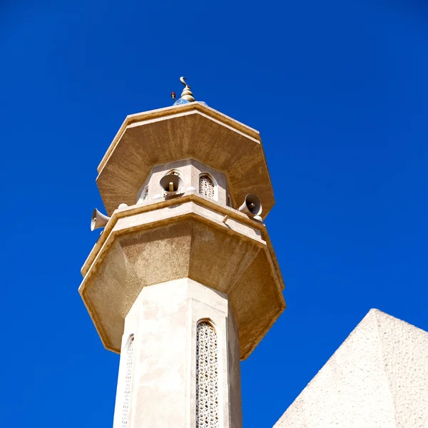 V Ománu muscat starý minaret mešity a náboženství v clear sky — Stock fotografie