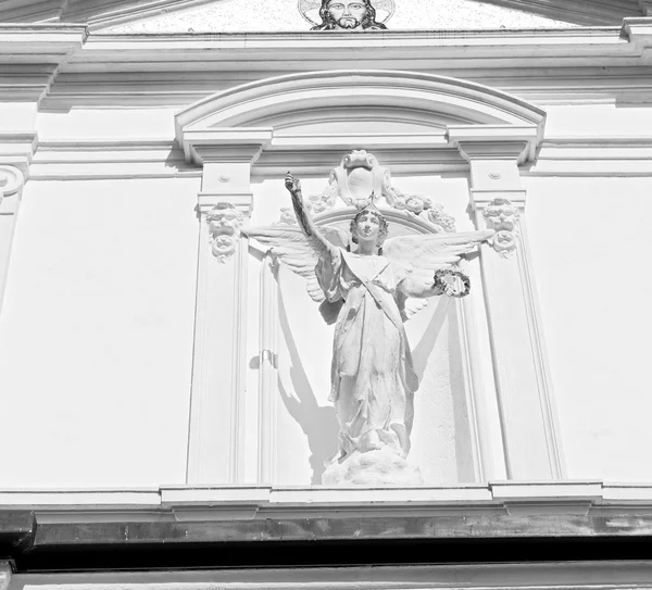 Monumento estatua en la antigua construcción histórica italia europe mil —  Fotos de Stock