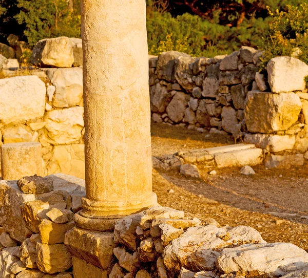 Cancello cespuglio in myra la vecchia costruzione colonna in pietra a — Foto Stock