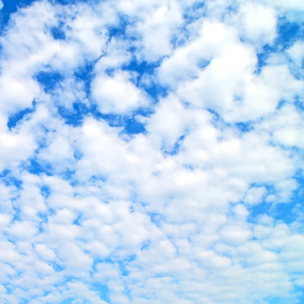 In oman il cielo nuvoloso soffice e lo spazio vuoto — Foto Stock