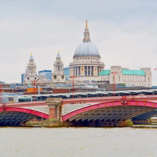 Puente del río Támesis ventanas en la ciudad de Londres casa y —  Fotos de Stock