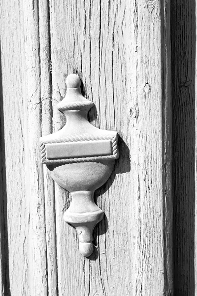 Puerta de entrada de pintura pelada en italia madera antigua y tr — Foto de Stock
