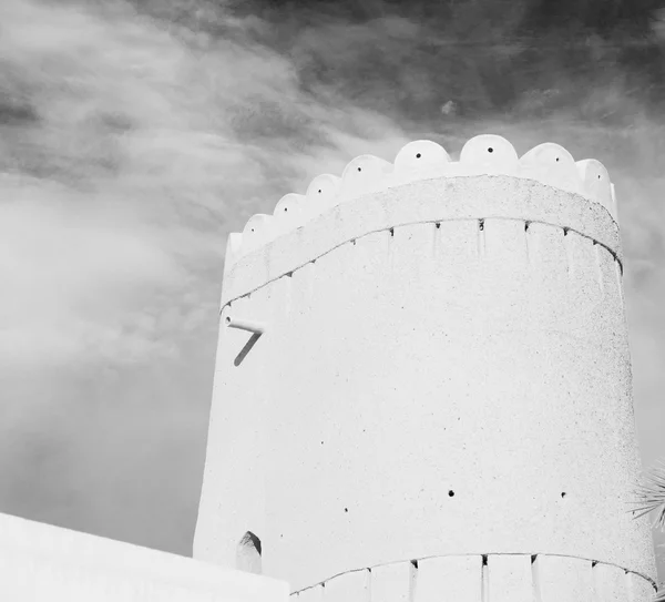 V Ománu muscat staré obranné pevnosti battlesment oblohy — Stock fotografie