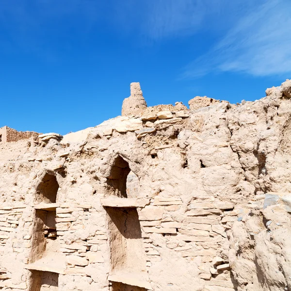 In oman boog de oude verlaten dorp huis en bewolkte hemel — Stockfoto