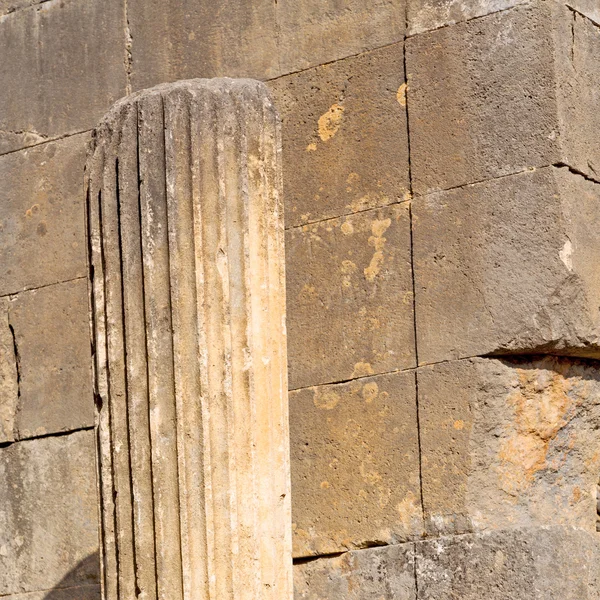 Bush gate in myra de oude stenen constructie van de kolom een — Stockfoto