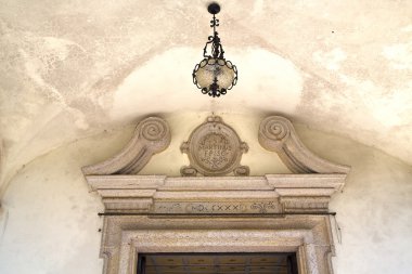 İtalya soyut kilise kapısına lombardy sokak lambası