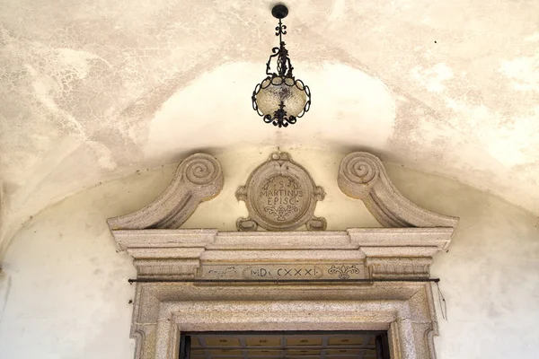 Puerta abstracta de la iglesia en italia lombardía farola — Foto de Stock