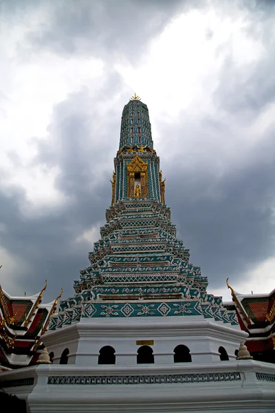 Thajsko bangkok v dešti wat paláce Asie oblohy a co — Stock fotografie