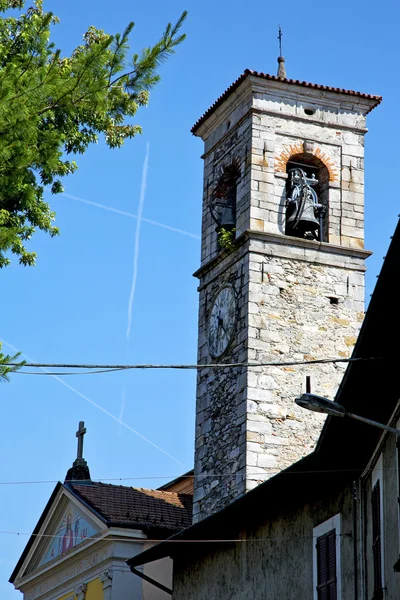 Slunečný den milan starý abstrakt v strom kostelní věž zvon — Stock fotografie
