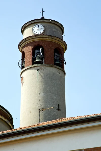 Solig dag Milano gamla kakel tak kyrktornet bell — Stockfoto
