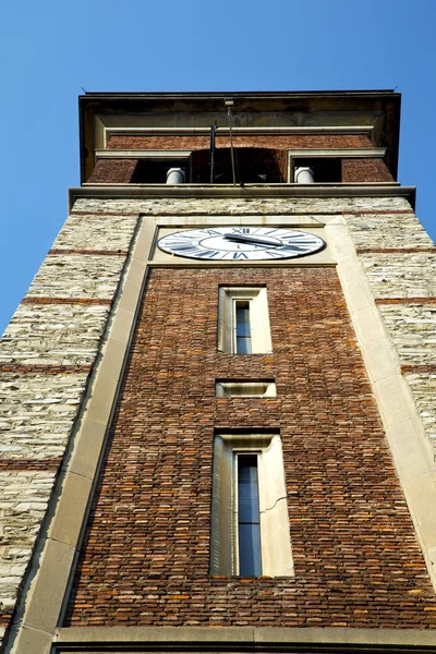 In gorla oud die de muur en de kerktoren bell zonnige dag — Stockfoto