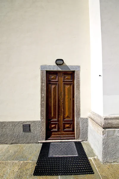 Italia lombardía en la iglesia sumirago ladrillo cerrado t — Foto de Stock