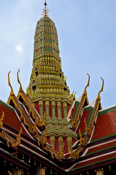 Thajsko v Bangkoku wat paláce Asie oblohy a barvy — Stock fotografie