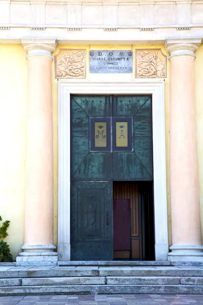 Italien Lombardiet i milano gamla kyrkan trottoaren — Stockfoto