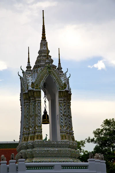 Thailand Asien in Bangkok regen Tempel Glockenturm Mosaik — Stockfoto