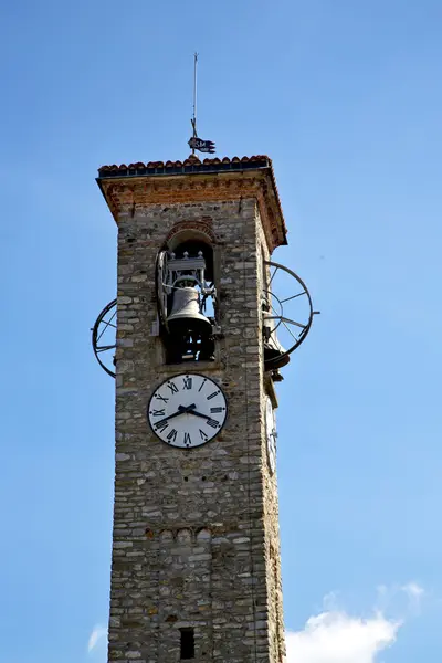 İtalya duvar güneşli bir günde ve kilise çan kulesi — Stok fotoğraf