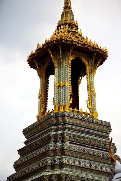 Asie Thajsko v Bangkoku déšť chrámu wat paláce sky — Stock fotografie