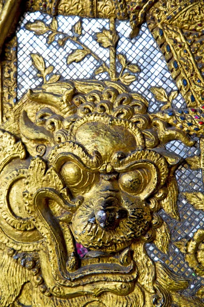 Dämonen im tempel bangkok asien thailand abstrakt kreuz — Stockfoto
