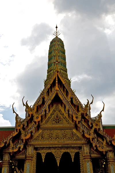 Thailand in Kreuzfarben Dach wat Paläste Asien Himmel — Stockfoto