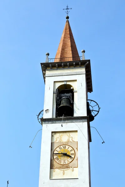 Travedona monate y iglesia torre campana día soleado — Foto de Stock