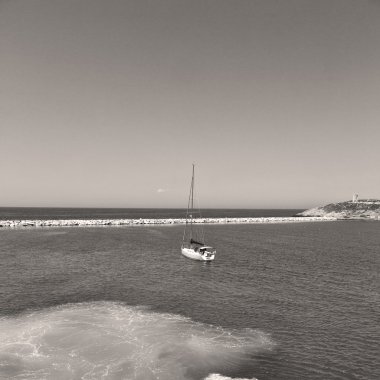 Akdeniz se tekne adalarından köpük ve köpük Yunanistan