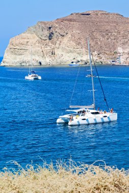 Hill ve kayalar yaz santorini Adası