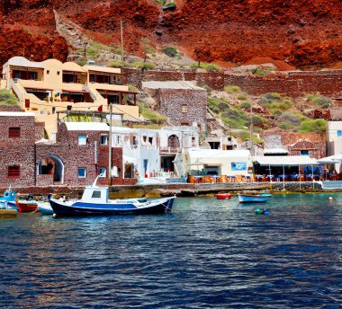 Avrupa'nın bir tekneden Yunanistan santorini Island house ve kayalar