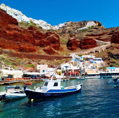 Avrupa'nın bir tekneden Yunanistan santorini Island house ve kayalar