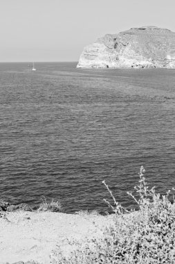 Hill ve Avrupa Yunanistan kasaba yaz Beach'te kayalara