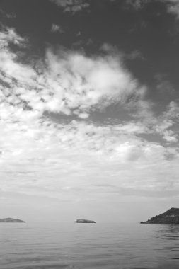 Hill ve Avrupa Yunanistan kasaba yaz Beach'te kayalara