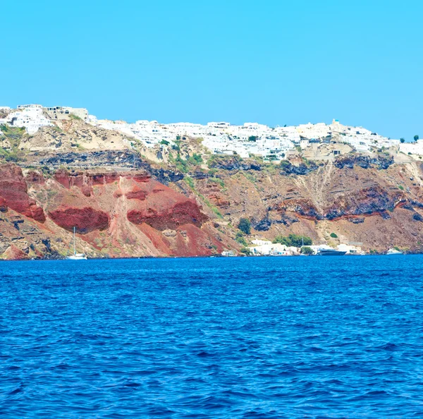 De um barco na europa grécia santorini ilha casa e rochas — Fotografia de Stock