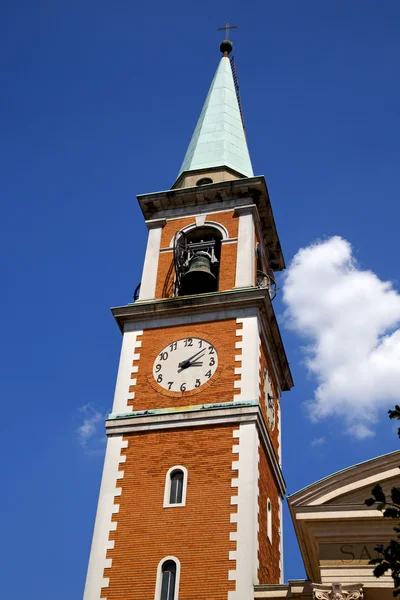 Igreja olgiate olona itália igreja relógio janela e sino para — Fotografia de Stock