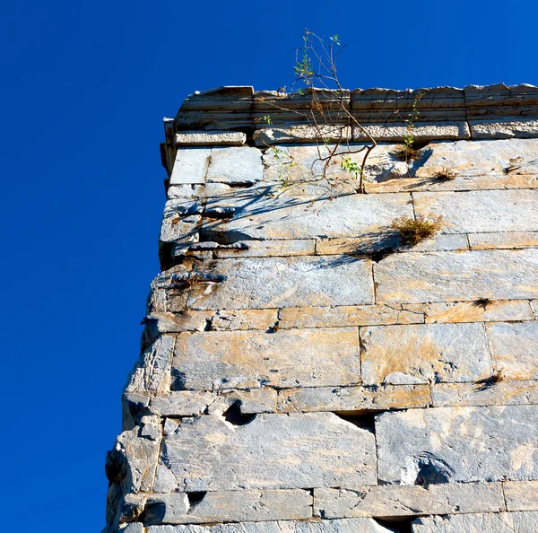 Παλιά towert και μάρμαρο τούβλο στην Ευρώπη Ακρόπολη Αθηνών και του ουρανού — Φωτογραφία Αρχείου