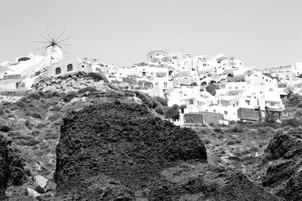 Vanaf een boot in Europa Griekenland santorini eiland huis en rotsen — Stockfoto