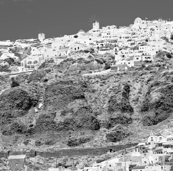 De um barco na europa grécia santorini ilha casa e rochas — Fotografia de Stock