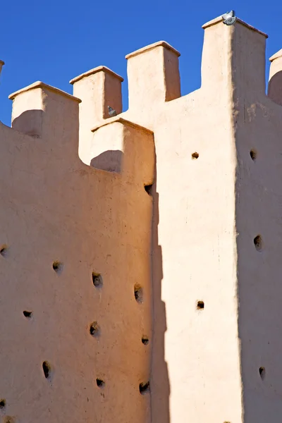 Brun gammal ruin i bygg- och himlen nära — Stockfoto