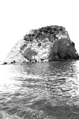 Hill ve Avrupa Yunanistan kasaba yaz Beach'te kayalara