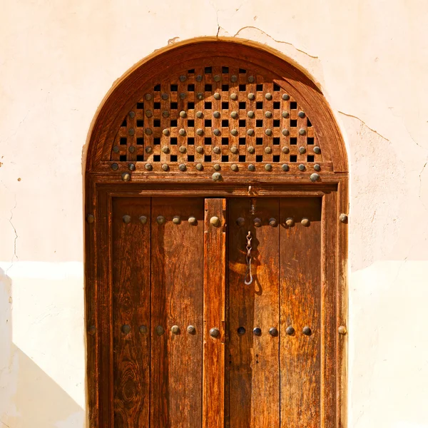 Dans oman vieille porte en bois — Photo