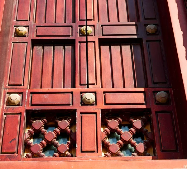 В старой деревянной двери — стоковое фото
