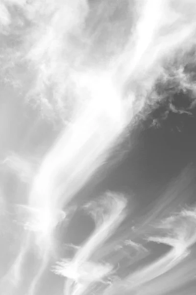 У пухнастому хмарному небі і порожньому просторі — стокове фото