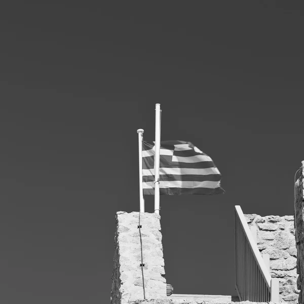 青い空と旗竿でギリシャの旗を振ってホワイト — ストック写真