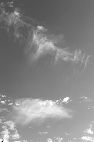 I oman den fluffiga molnig himmel och tomt utrymme — Stockfoto